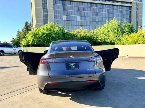 Used 2023 Tesla Model Y AWD image 30