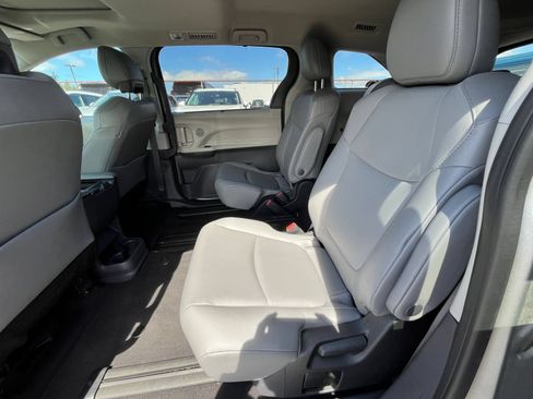 Used 2023 Toyota Sienna XLE FWD image 22