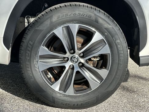 Used 2023 Toyota Highlander XLE FWD image 12