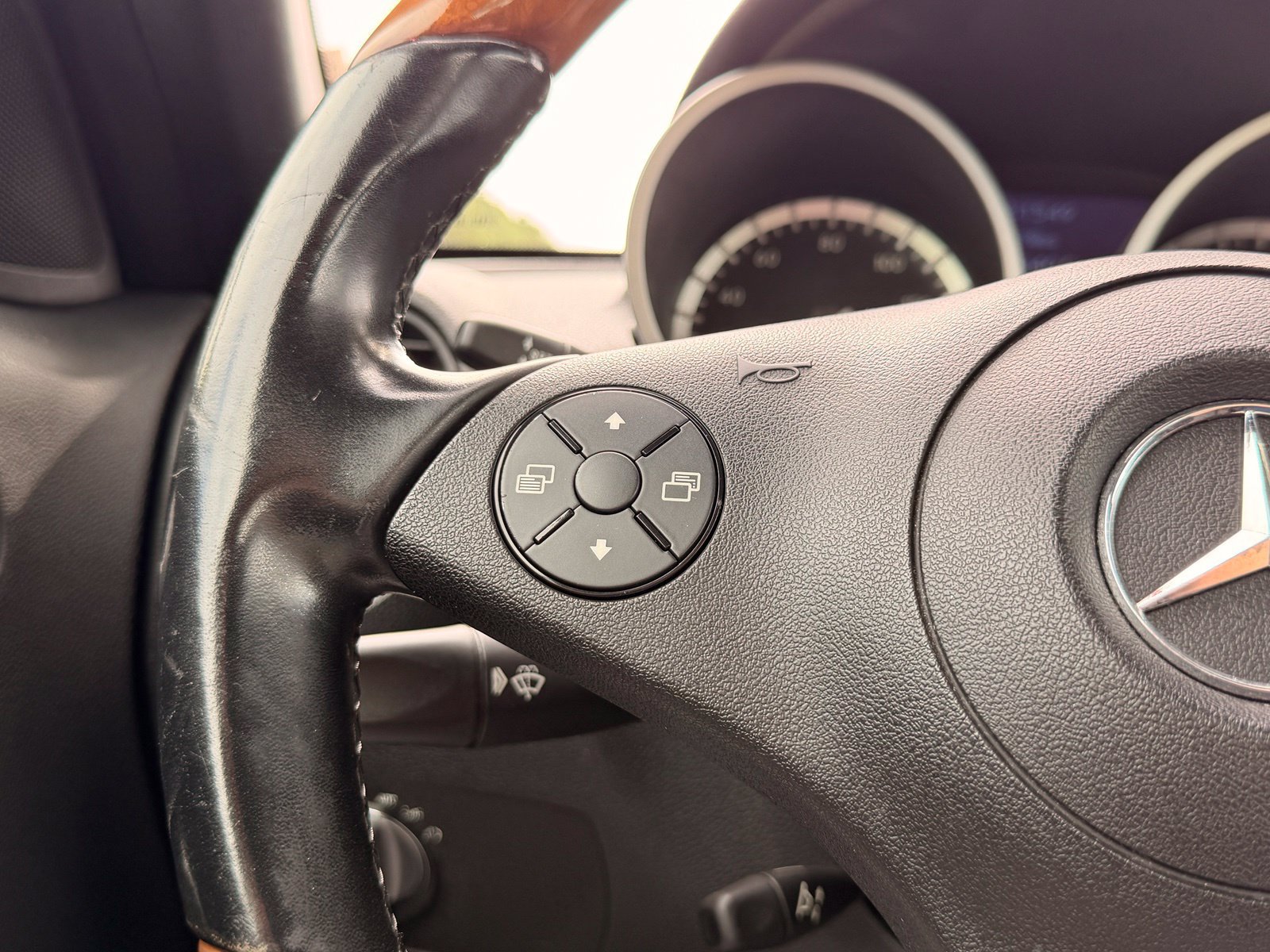 Used 2010 Mercedes-Benz SLK 350 image 15