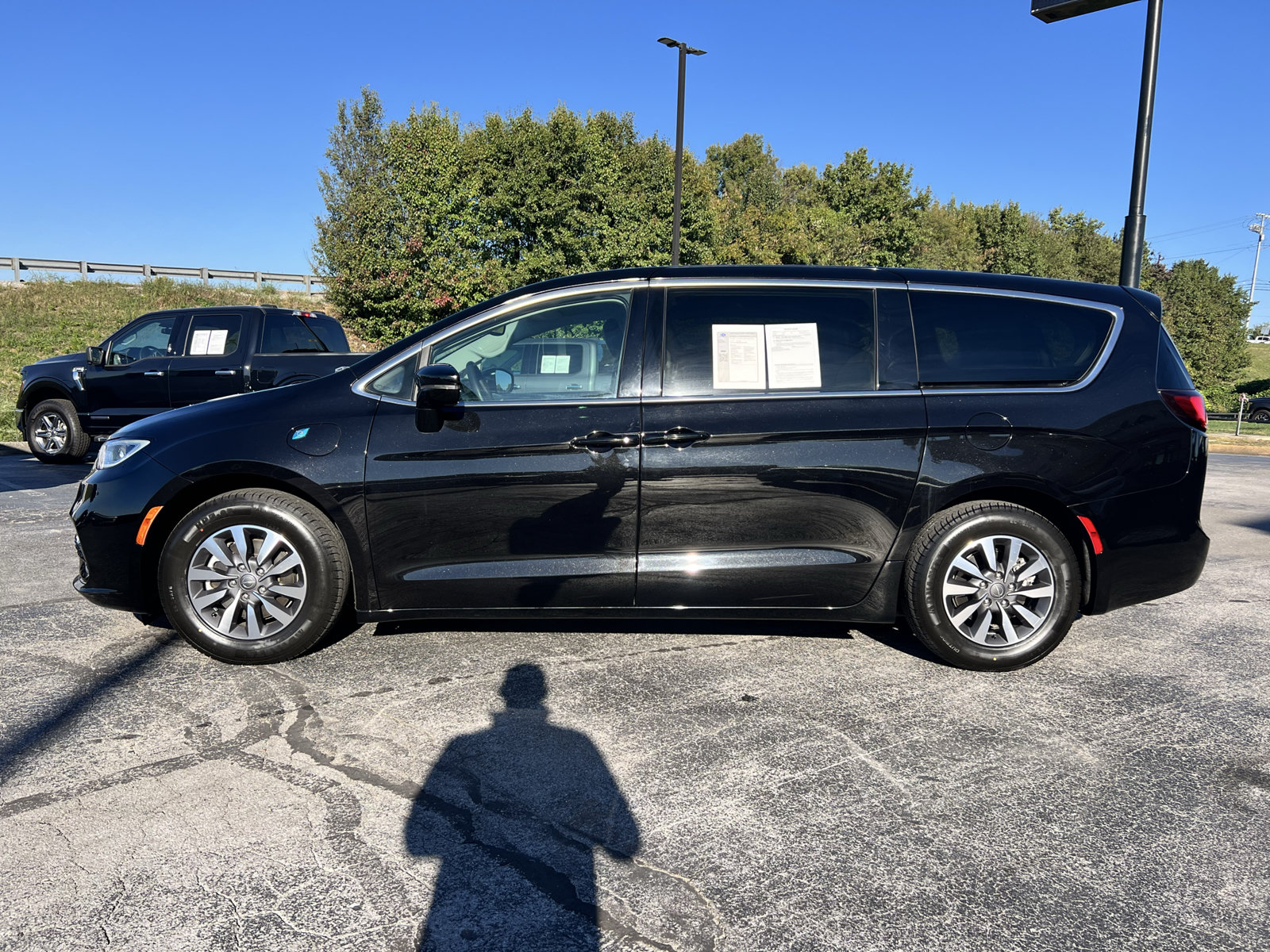 Used 2024 Chrysler Pacifica Limited FWD image 4