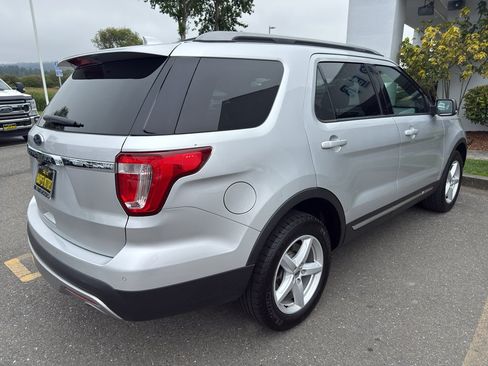Used 2017 Ford Explorer XLT w/ Equipment Group 202A AWD/4WD image 5