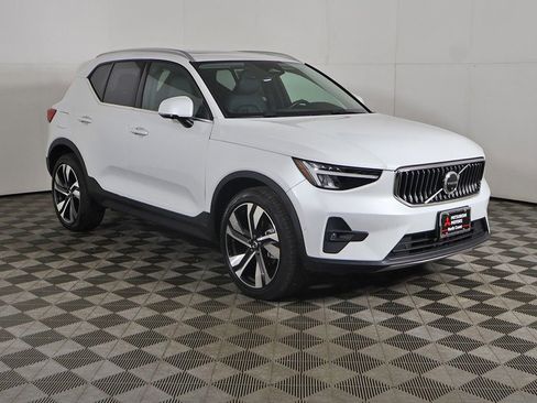 Used 2023 Volvo XC40 B5 Plus w/ Protection Package Premier AWD/4WD image 2