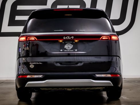 Used 2023 Kia Carnival LX FWD image 11