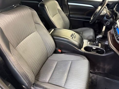 Used 2018 Toyota Highlander Plus w/ Carpet Mat Package (TMS) image 19