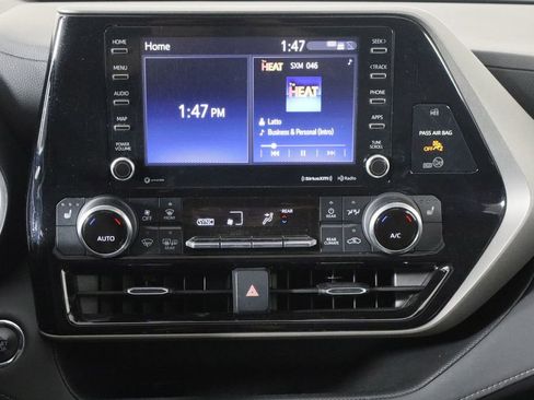 Used 2022 Toyota Highlander XLE image 29