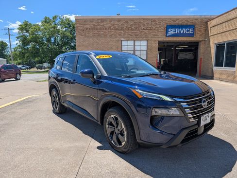 Used 2025 Nissan Rogue SV AWD/4WD image 4