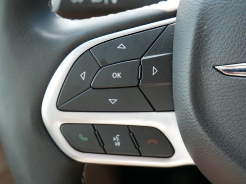 Used 2023 Chrysler Pacifica Touring-L FWD image 22