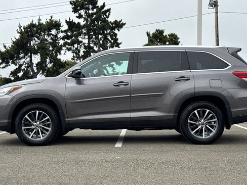 Used 2019 Toyota Highlander XLE AWD/4WD image 2