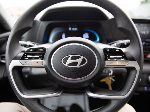 Used 2025 Hyundai Elantra SE image 11