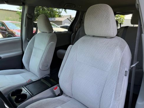 Used 2017 Toyota Sienna LE FWD image 11