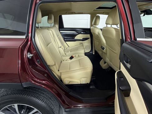Used 2019 Toyota Highlander XLE FWD image 6