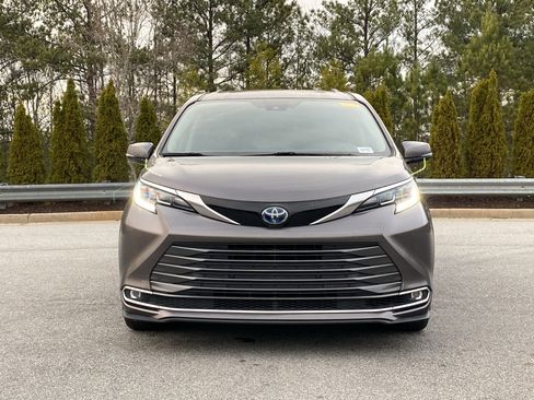 Used 2021 Toyota Sienna Limited image 13