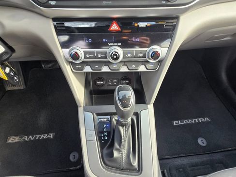 Used 2020 Hyundai Elantra SE FWD image 18