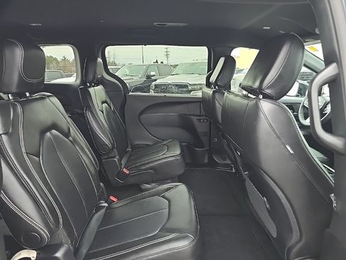 Used 2025 Chrysler Pacifica Select image 12