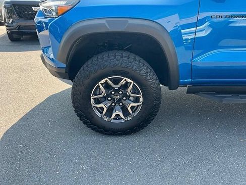 Used 2024 Chevrolet Colorado ZR2 w/ Technology Package AWD/4WD image 30