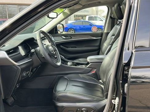 Used 2023 Jeep Grand Cherokee L Limited AWD/4WD image 9