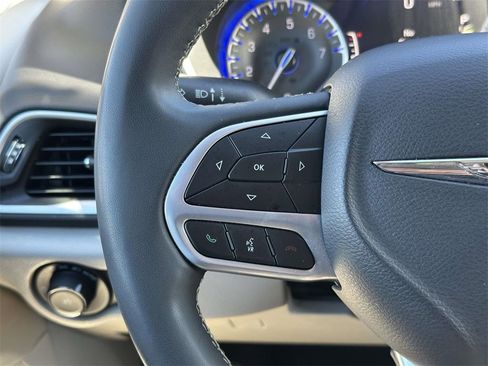 Used 2024 Chrysler Pacifica Touring-L image 9