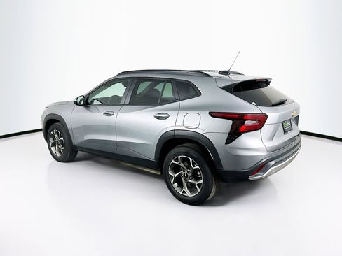 Used 2025 Chevrolet Trax LT w/ LT Convenience Package image 5