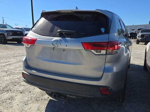 Used 2018 Toyota Highlander SE image 6