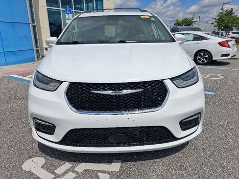 Used 2021 Chrysler Pacifica Touring-L FWD image 2