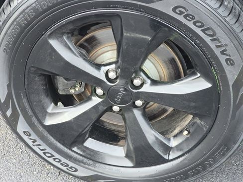 Used 2019 Jeep Cherokee Latitude Plus image 9