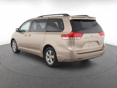 Used 2014 Toyota Sienna LE FWD image 3