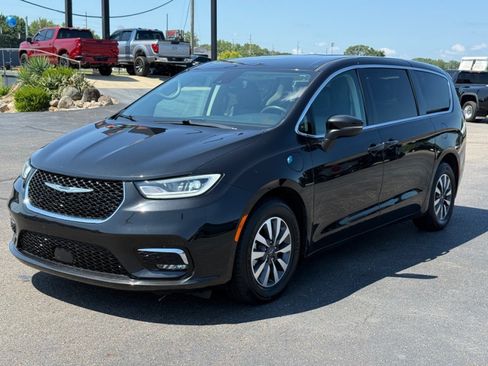 Used 2023 Chrysler Pacifica Touring-L FWD image 4