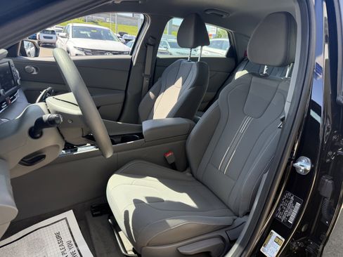 Certified 2025 Hyundai Elantra Hybrid FWD image 25