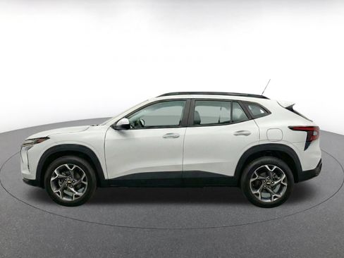 Used 2025 Chevrolet Trax LT w/ LT Convenience Package FWD image 4