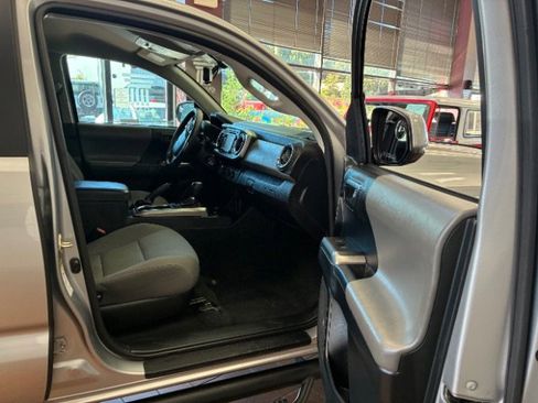 Used 2016 Toyota Tacoma SR5 w/ SR5 Appearance Package (SN) image 22