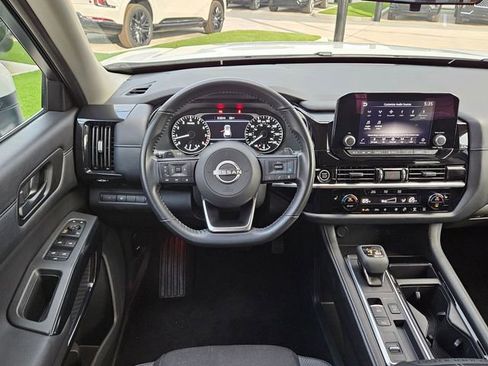 Used 2024 Nissan Pathfinder SV image 11