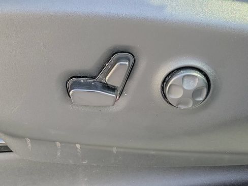 Used 2023 Chrysler Pacifica Touring-L FWD image 27