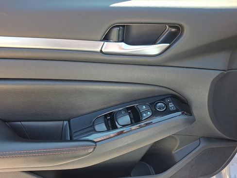 Used 2024 Nissan Altima 2.5 SR FWD image 14