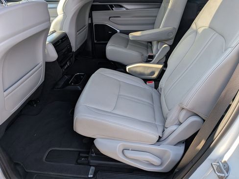 Certified 2025 Jeep Wagoneer Series III w/ Premium Group I image 28