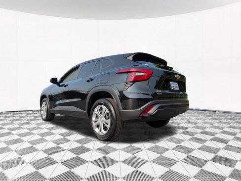 Used 2025 Chevrolet Trax LS FWD image 11