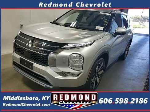 Used 2025 Mitsubishi Outlander SE image 1