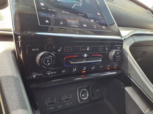 Used 2023 Jeep Grand Cherokee Laredo w/ Luxury Tech Group I AWD/4WD image 6