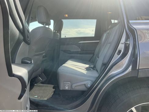 Used 2019 Toyota Highlander Plus FWD image 9