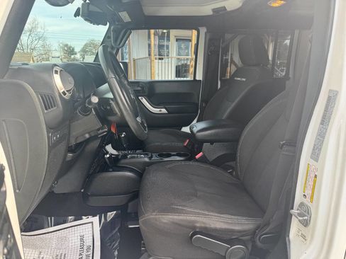 Used 2018 Jeep Wrangler Unlimited Rubicon w/ Connectivity Group image 9