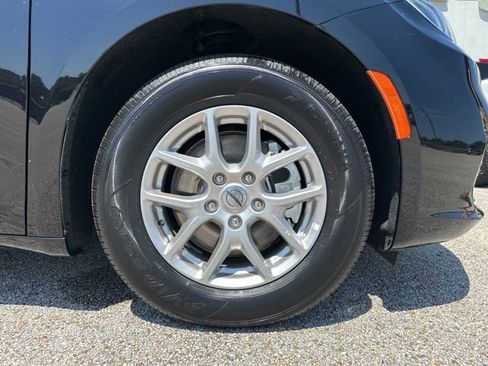Used 2025 Chrysler Pacifica Select FWD image 50