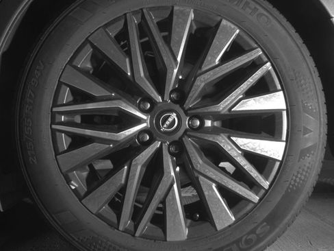 Used 2025 Nissan Altima 2.5 SV FWD image 14