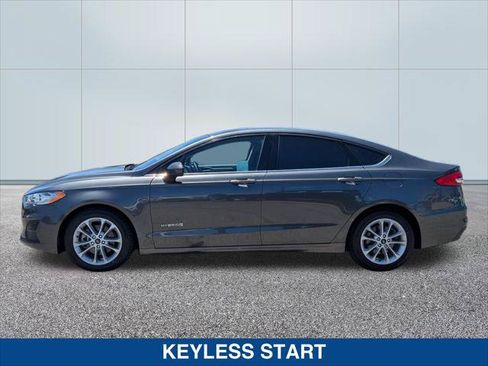 Used 2019 Ford Fusion SE FWD image 2