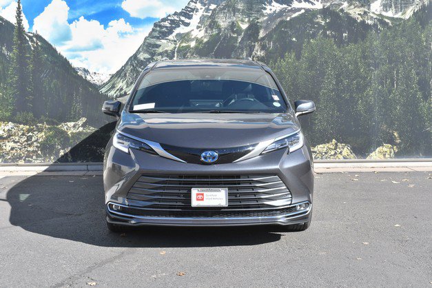 Used 2025 Toyota Sienna Limited AWD/4WD image 5