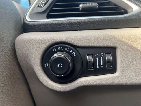 Used 2021 Chrysler Pacifica Touring-L image 17