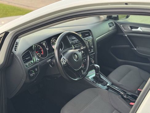 Used 2018 Volkswagen Golf S image 9