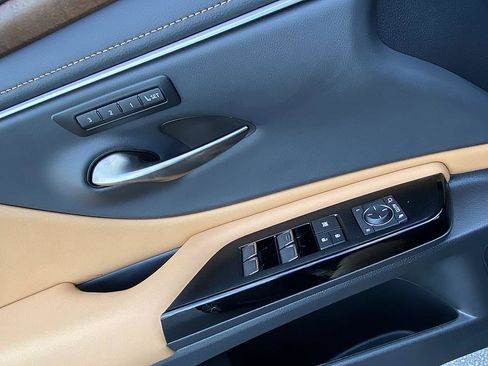 Used 2024 Lexus ES 350 w/ Premium Package image 10