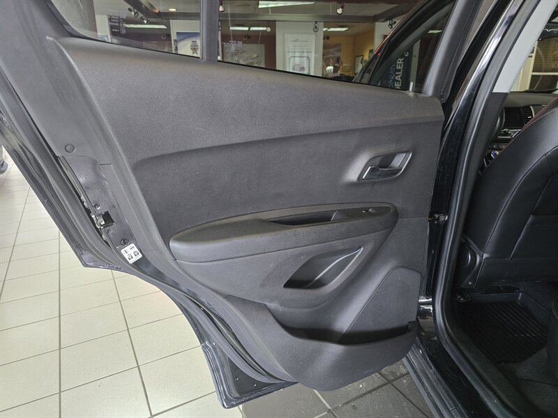 Used 2019 Chevrolet Trax LT w/ LT Convenience Package FWD image 10