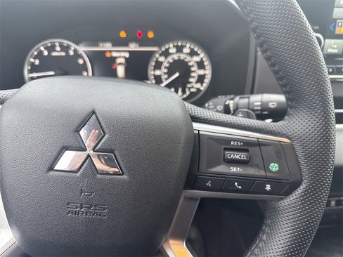 Used 2023 Mitsubishi Outlander SE image 25