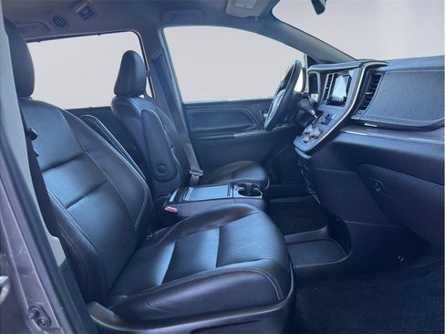 Used 2015 Toyota Sienna SE FWD image 19